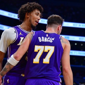 华体会体育登录-如何看待东契奇的进攻表现？海斯打趣：这家伙篮球打得挺不错的